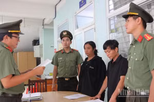 Công an Tây Ninh bắt giam 2 đối tượng tổ chức cho người nước ngoài ở lại Việt Nam trái phép. (Ảnh: THANH PHONG)