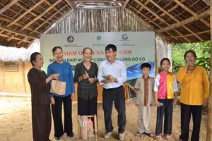 Những “bà thím” vốn tự ti nay đã tự tin giới thiệu, chia sẻ kinh nghiệm làm du lịch. Ảnh: Hợp tác xã du lịch cộng đồng Gò Cỏ