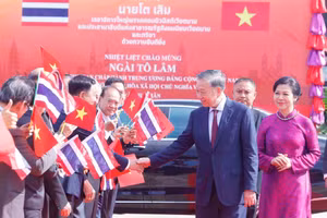 Tổng Bí thư, Chủ tịch nước Tô Lâm và Phu nhân tại sân bay quốc tế Udon Thani. Ảnh: TTXVN