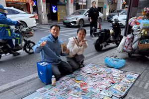 Tác giả (trái) bên một “sạp hàng” bán miếng dán tủ lạnh.