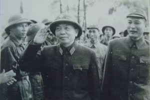 Tổng Tư lệnh, Ðại tướng Võ Nguyên Giáp thăm Bộ đội Trường Sơn. Ði bên cạnh là Tư lệnh Ðồng Sỹ Nguyên. (Ảnh tư liệu).