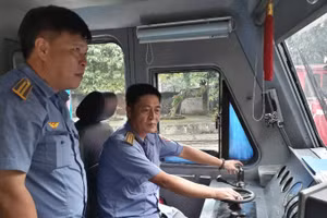 Hai kiện tướng Phạm Quang Thành (trái) và Đinh Đức Huy chia sẻ về nghề lái tàu. Ảnh: Diên Khánh