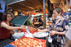 Người tiêu dùng vẫn còn tâm lý e ngại chuyển khoản có thể bị lộ lọt thông tin. (Ảnh Khiếu Minh)