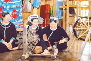 Trên quê hương mới, phụ nữ người Sán Chỉ (Lâm Đồng) vẫn miệt mài bên khung dệt, với mong muốn bảo tồn trang phục truyền thống của dân tộc mình (Ảnh HỒ MAI)