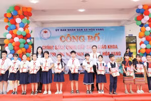 Xã Hòa Vang trao tặng sách giáo khoa cho học sinh.