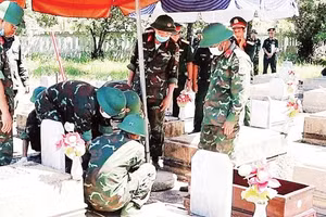 Tổ công tác tiến hành khai quật phần mộ để lấy mẫu hài cốt liệt sĩ tại phường Phong Điền (Ảnh LÊ SÁU)