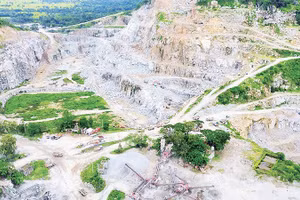 Khai thác đá ở An Giang.