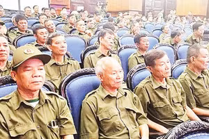Lực lượng tham gia bảo vệ an ninh, trật tự cơ sở xem các đội thể hiện nội dung thi (Ảnh MAI LUẬN)