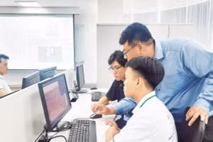 Sinh viên Trường đại học Công nghệ thông tin, Đại học Quốc gia Thành phố Hồ Chí Minh trong giờ thực hành.