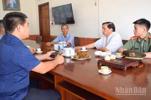 Lực lượng Công an xã Nhân Cơ trao đổi với Ban Chỉ đạo mô hình “Giáo xứ Nhân Cơ an toàn về an ninh, trật tự”.