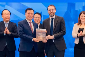 Việt Nam và Vương quốc Anh thúc đẩy hợp tác xây dựng Trung tâm Tài chính quốc tế. (Ảnh: Đại sứ quán Anh)