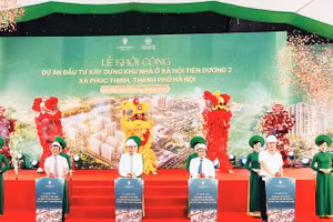Các đại biểu thực hiện nghi thức khởi công dự án nhà ở xã hội Tiên Dương 2, tại xã Phúc Thịnh, Thành phố Hà Nội.