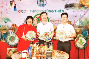 Chủ tịch Ủy ban nhân dân phường Tùng Thiện Nguyễn Viết Đạt (đứng giữa) trực tiếp livestream bán hàng.