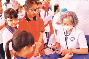 Trạm Y tế phường Yên Hòa khám sức khỏe miễn phí cho học sinh Trường tiểu học Nguyễn Siêu.