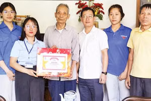 Cán bộ Tổ Hành chính công xung kích của Chi nhánh số 9 hỗ trợ thực hiện thủ tục hành chính và tặng quà cho cựu chiến binh Nguyễn Xuân Tùng trong dịp kỷ niệm các ngày lễ.