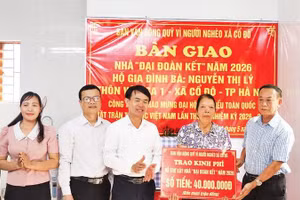 Lãnh đạo Mặt trận Tổ quốc xã Cổ Đô trao kinh phí hỗ trợ xây dựng nhà ở cho gia đình bà Nguyễn Thị Lý.