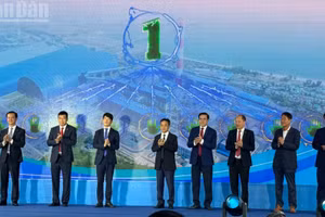 Các đồng chí lãnh đạo tỉnh Hà Tĩnh và chủ đầu tư thực hiện nghi thức khánh thành Tổ máy số 1.