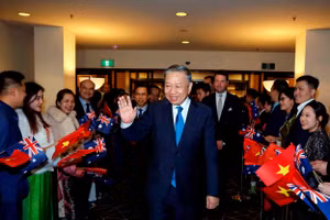Cán bộ, nhân viên Đại sứ quán, cộng đồng người Việt Nam tại Australia đón Tổng Bí thư, Chủ tịch nước Tô Lâm. Ảnh: Thống Nhất