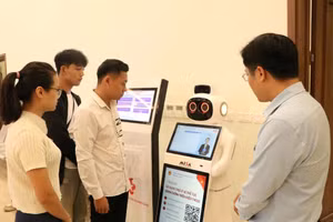 Tại Tỉnh Thái Nguyên, các cây máy điện tử tự phục vụ (Kiosk) tích hợp AI được bố trí ở hầu khắp các Trung tâm phục vụ hành chính công cấp xã. Ảnh: Hải Thắng