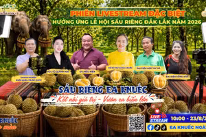 Chị Ngô Thị Minh Trinh (thứ ba từ trái sang), Bí thư Đảng ủy xã Ea Knuếc (tỉnh Đắk Lắk) thường xuyên trực tiếp tham gia các phiên livestream quảng bá, bán nông sản cho bà con địa phương.