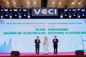 Bà Lý Thị Phi Loan, Chủ tịch Hội đồng quản trị Công ty cổ phần Nhựa Bình Minh Việt đón nhận Cúp và Chứng nhận Top 10 Doanh nghiệp xanh-Net Zero tương lai 2026 từ Phó Thủ tướng Chính phủ Nguyễn Văn Thắng và ông Hồ Sỹ Hùng, Chủ tịch Liên đoàn Thương mại và Công nghiệp Việt Nam (VCCI).