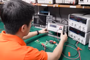 Kỹ sư FPT đang kiểm tra khả năng hoạt động của chip nguồn mới. (Nguồn: FPT)