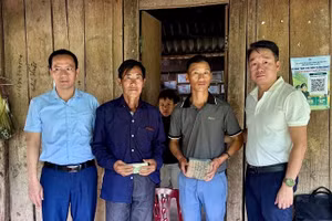 Đồng chí Nguyễn Tiến Thành (đầu tiên bên phải), Chủ tịch Ủy ban nhân dân xã Nậm Kè trao tiền dịch vụ môi trường rừng cho đại diện cộng đồng hai bản. (Ảnh: BÍCH HẠNH)