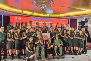 Các thương binh, bệnh binh của Công ty Thương binh nặng Hòa Bình cùng đại biểu, khách mời chụp ảnh lưu niệm tại Lễ gặp mặt truyền thống nhân kỷ niệm 79 năm Ngày Thương binh-Liệt sĩ.