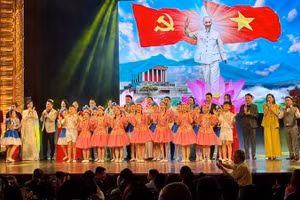 Các em thiếu nhi trình bày những ca khúc cách mạng trong chương trình nghệ thuật “Giai điệu Tổ quốc” chào mừng Ngày Âm nhạc Việt Nam. (Ảnh: Báo Nhân Dân)