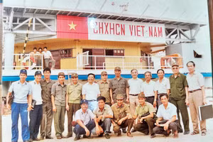 Đại tá Nguyễn Quý (thứ 5 từ trái sang) và các kỹ sư, chuyên gia thực hiện công trình phần trên của Nhà giàn DK1. (Ảnh NVCC)