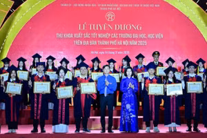 Đại diện các ban, bộ, ngành, đoàn thể trao Bằng khen tặng các thủ khoa xuất sắc của thành phố Hà Nội năm 2025.