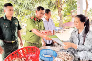 Lực lượng chức năng phường Hà Tiên (tỉnh An Giang) tuyên truyền chủ trương, chính sách của Đảng, Nhà nước đến đồng bào dân tộc thiểu số. (Ảnh: HÀ NHÂN)