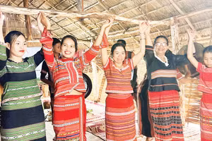 Giữ điệu múa, tiếng hát của người S’tiêng. Ảnh: Tâm Thanh