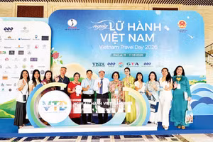 Đại diện các doanh nghiệp lữ hành tại lễ khai mạc.
