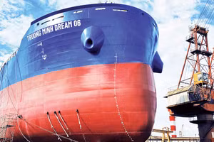 Công ty Đóng tàu Hạ Long vừa hạ thủy thành công tàu Trường Minh Dream 06.