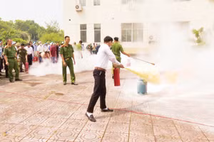 Một buổi tập huấn kỹ năng PCCC cho lực lượng ở cơ sở. Ảnh: ĐỨC HIỂN