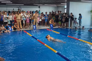 Lực lượng Cảnh sát đường thủy trực tiếp phổ biến kiến thức, kỹ năng bảo đảm an toàn dưới nước tại Bể bơi Eden Garden. 