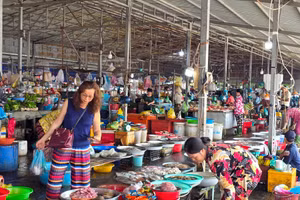 Chợ hải sản bên dòng sông Hậu Cần Thơ. Ảnh: Nam Nguyễn