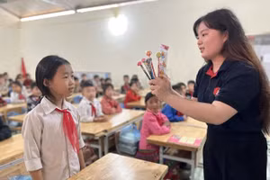 Giáo viên Trường phổ thông liên cấp Marie Curie (Hà Nội) trong một đợt dạy trực tiếp tại Mèo Vạc (Tuyên Quang). 