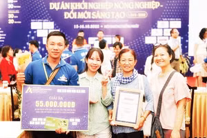 Anh Vũ Minh Ngọc cùng các cộng sự nhận giải Ba Dự án Khởi nghiệp nông nghiệp đổi mới sáng tạo. Ảnh: NVCC