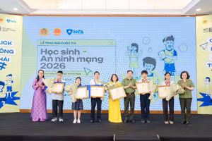 Các đại biểu trao giải cho học sinh đạt giải Nhất cuộc thi. 