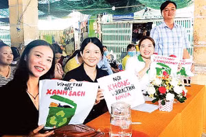Những chiếc túi tái chế của Tổ may Xanh. 
