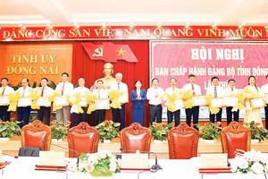 Lãnh đạo tỉnh Đồng Nai khen thưởng các Đảng bộ trực thuộc tỉnh hoàn thành xuất sắc nhiệm vụ năm 2025. Ảnh: Huy Anh 