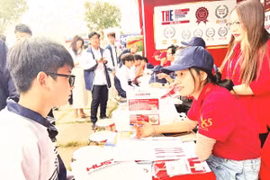 Chương trình tư vấn tuyển sinh - hướng nghiệp của Đại học Bách khoa Hà Nội tại Trường THPT Thái Phiên.