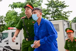 Cựu Thứ trưởng Nguyễn Bá Hoan bị dẫn giải ra tòa sáng nay. (Ảnh: THẾ BẰNG)
