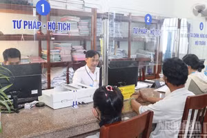 Quảng Ngãi yêu cầu việc tiếp nhận, giải quyết thủ tục hành chính công khai, minh bạch, đúng quy định. (Ảnh: HIỂN CỪ)