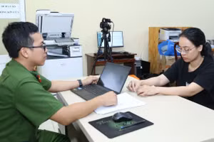 Cán bộ Công an thành phố Đồng Nai làm việc với một bị can trong vụ án mua bán trái phép hóa đơn. (Ảnh: Công an thành phố Đồng Nai)