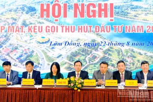 Đại diện lãnh đạo các phường trên địa bàn Đà Lạt và xã Lạc Dương chủ trì hội nghị. (Ảnh: Mai Văn Bảo)
