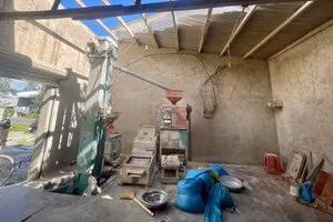 Do ảnh hưởng của trận mưa lớn kèm theo gió mạnh đêm 20 rạng sáng 21/8 khiến nhà máy xay xát lúa gạo của gia đình bà Nguyễn Thị Thu ở thôn 5, xã Hòa Sơn, tỉnh Đắk Lắk bị tốc mái. (Ảnh: CTV)