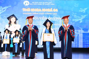 Lãnh đạo Đại học trao Giấy khen cho các Thủ khoa khóa 64. (Ảnh: TUẤN ANH)